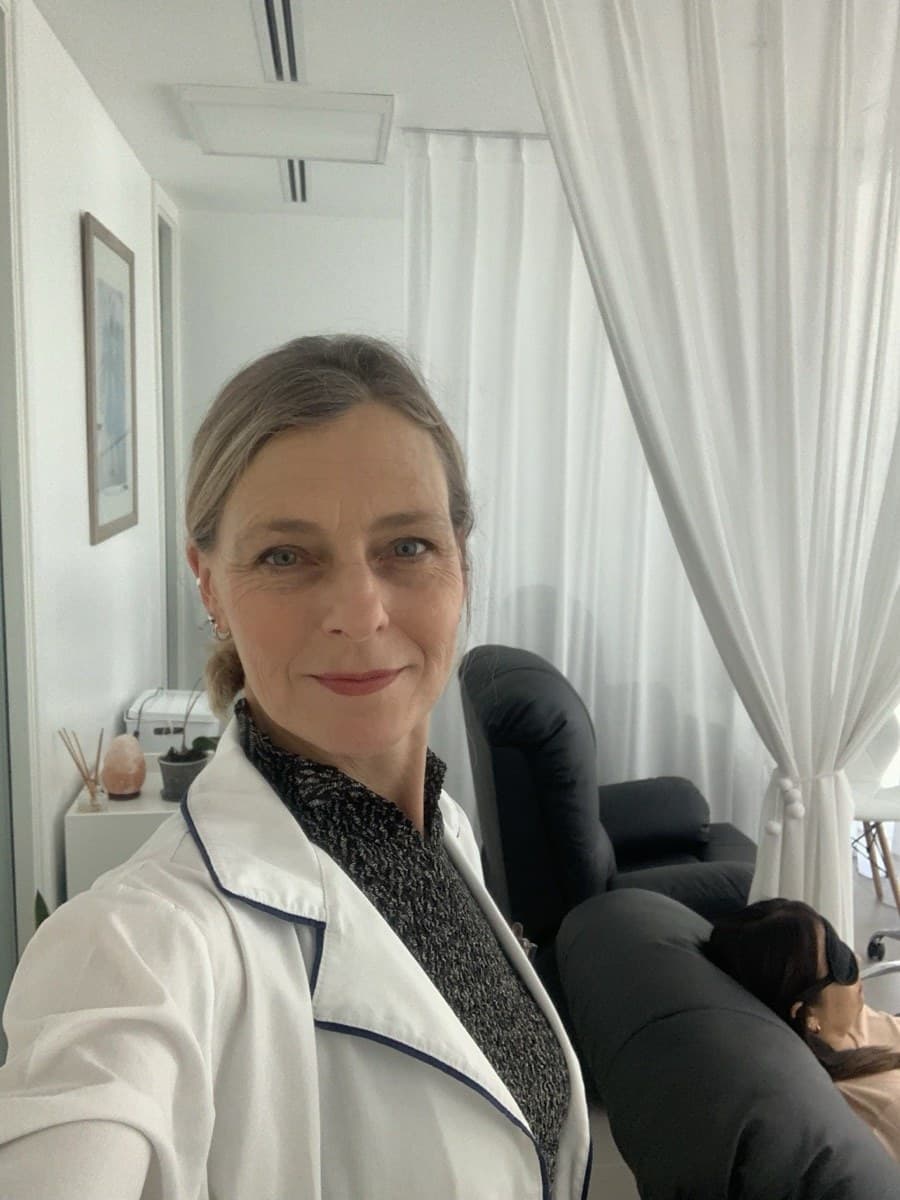 Lic. Paola Fernández, Nutricionista Integrativa, en su consultorio